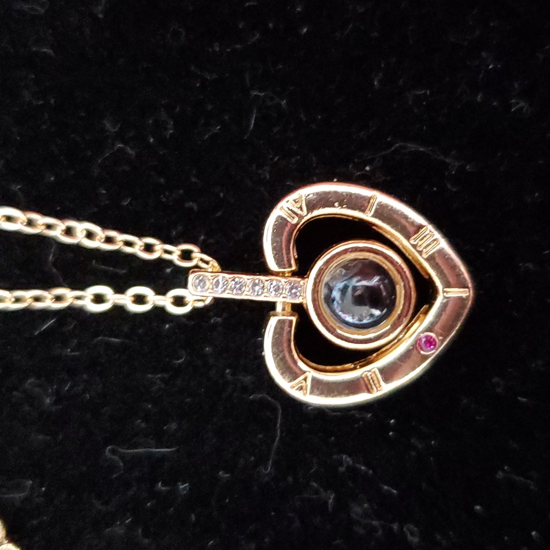 Gold Tone Glass Necklace.